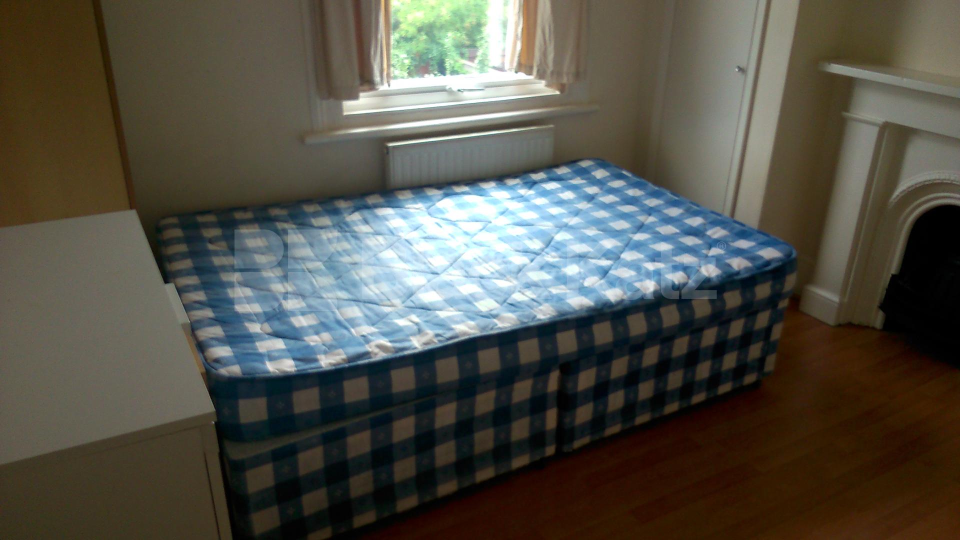 			NEW INSTRUCTION, 3 Bedroom, 1 bath, 1 reception Flat			 The Vale, Acton